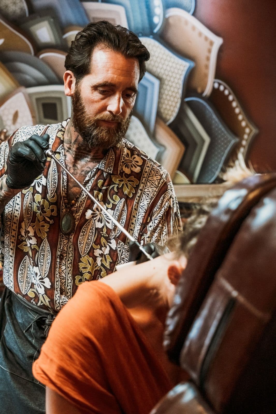 Sak Yant sessie met traditionele hand-poke techniek bij Sakyan Studio